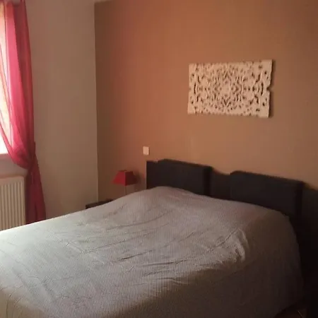 Maison meublée à Brioude, terrain et piscine centre ville Villa *